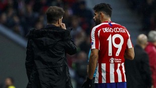 Simeone habla con Diego Costa.