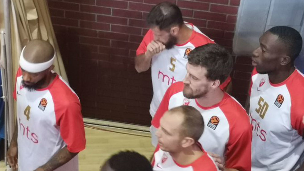 Ognjen Kuzmic, rodeado por sus compaeros antes de jugar ante el...