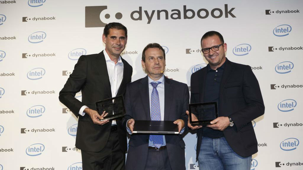 Fernando Hierro y Pedja Mijatovic, con el director de Dynabook Iberia Emilio Dumas.