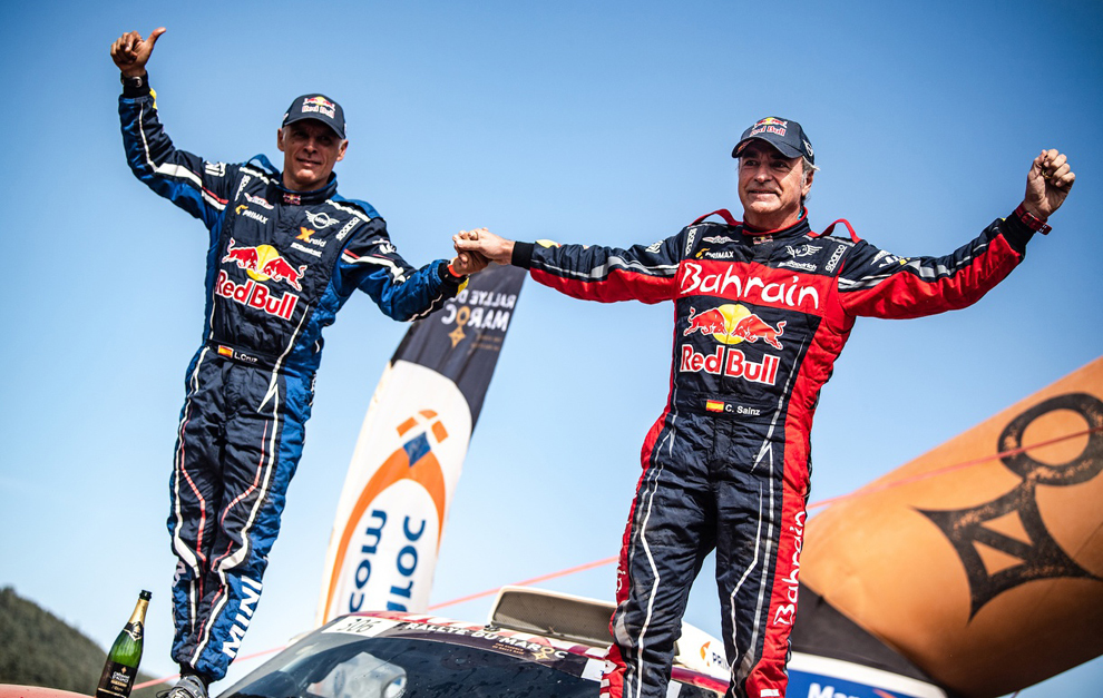 Carlos Sainz y Lucas Cruz en el podio del Rally de Marruecos.