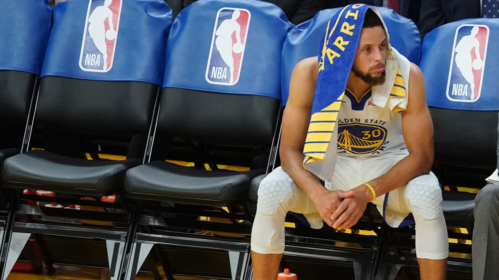 Curry en el banquillo tras la derrota ante los Clippers