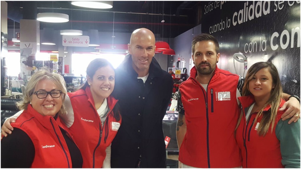 Zidane, con los trabajadores de Conforama hoy viernes a su llegada al...