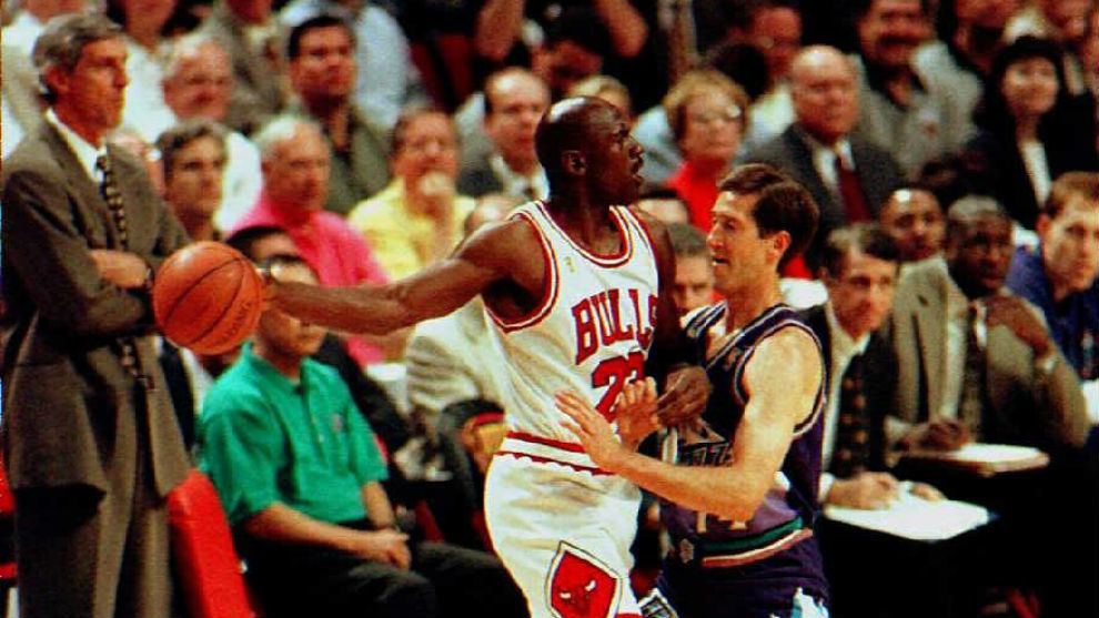 Michael Jordan protege el baln ante Jeff Hornacek en un Bulls-Jazz.