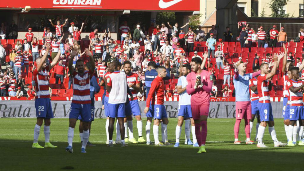 Los jugadores del Granada festejan el triunfo frente al Betis.