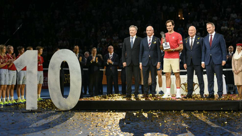Federer posa con el trofeo en la ceremonia de premios