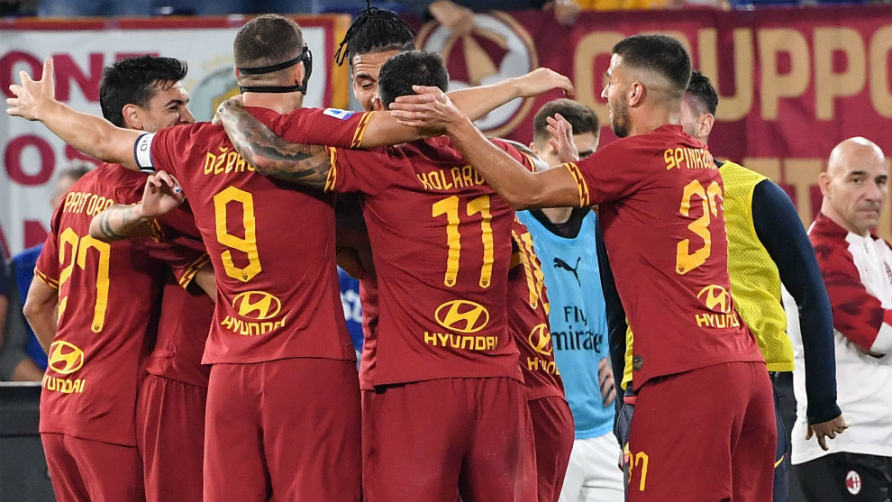 Los jugadores de la Roma celebran el gol de Zaniolo.