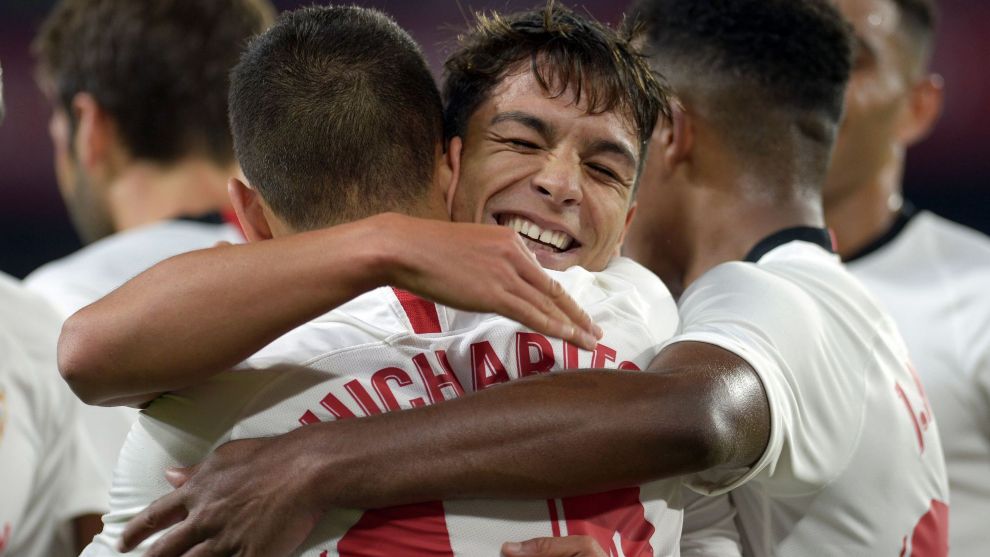 liver Torres abraza a Chicharito tras su gol.