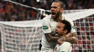 Alves y Neymar celebran un gol en el PSG.