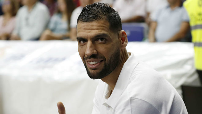 Mejri, en el banquillo del Madrid poco despus de su fichaje.