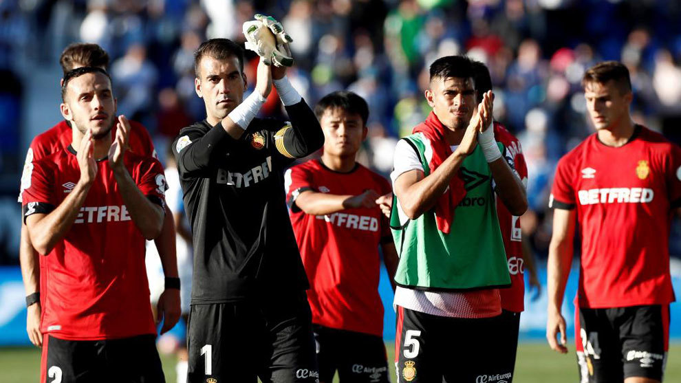 Los jugadores del Mallorca saludan a su hinchada al finalizar el...