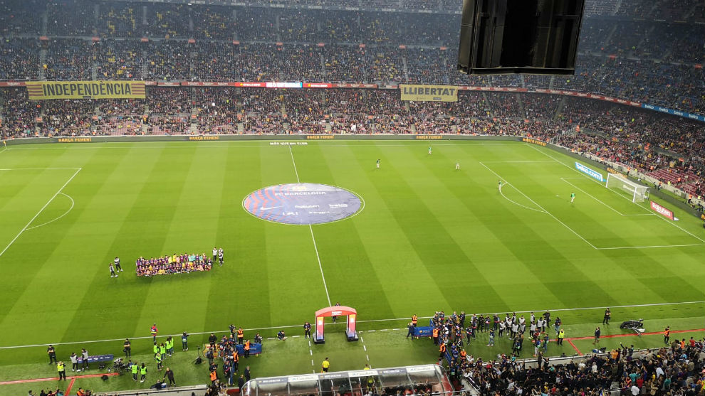 Pancartas en el Camp Nou en el partido contra el Valladolid
