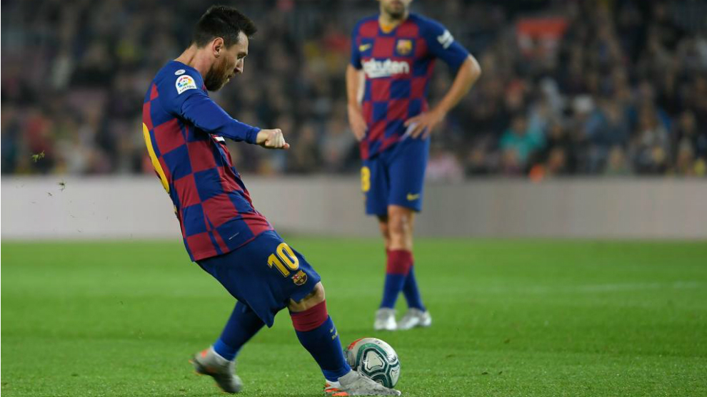 Leo Messi lanza la falta contra el Valladolid.