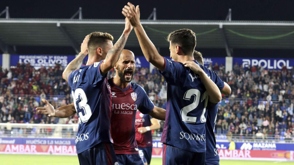 Jugadores del Huesca celebran un gol ante el Elche en El Alcoraz