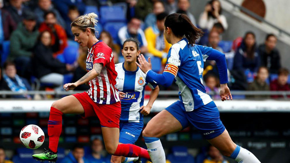 Angela Sosa of Atletico Madrid fights for the ball with Ines Juan...
