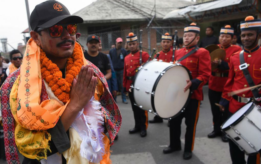 Nirmal Purja, recibido con honores a su llegada a Katmand.