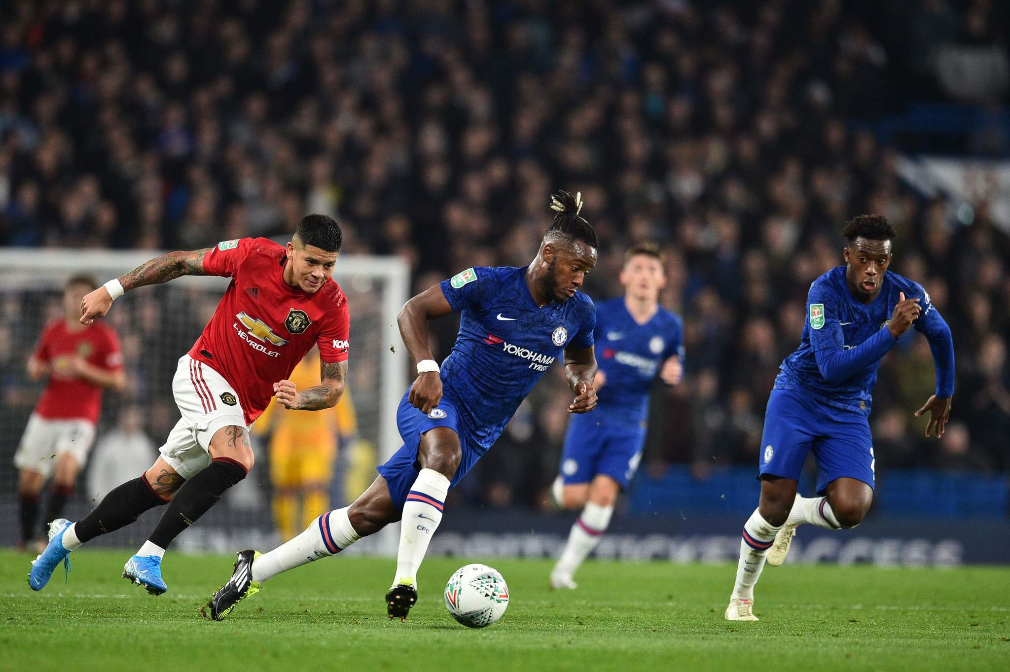 Chelseas Belgian striker Michy <HIT>Batshuayi</HIT> (C controls the ball during the English League Cup fourth round football match between Chelsea and Manchester United at Stamford Bridge in London on October 30, 2019. (Photo by Glyn KIRK / AFP) / RESTRICTED TO EDITORIAL USE. No use with unauthorized audio, video, data, fixture lists, club/league logos or live services. Online in-match use limited to 75 images, no video emulation. No use in betting, games or single club/league/player publications. /