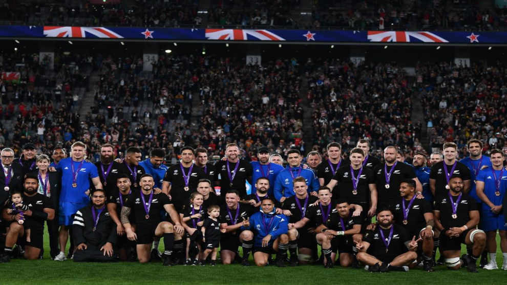Los All Blacks posan con la medalla de bronce del Mundial 2019