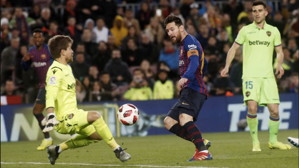 Aitor trata de evitar un gol de Messi en el Camp Nou