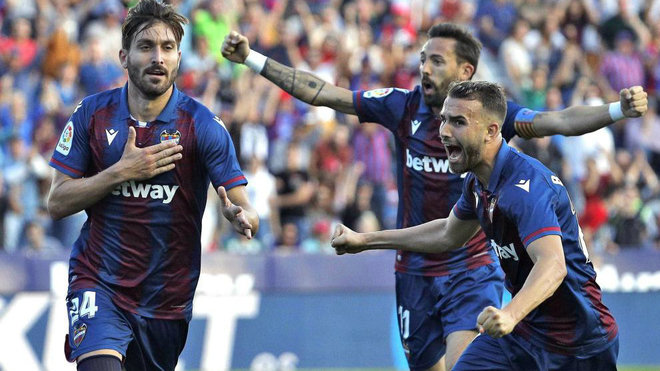 Jos Campaa celebra su gol frente al Barcelona.