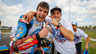 lex y Marc Mrquez celebran el ttulo de Moto2.