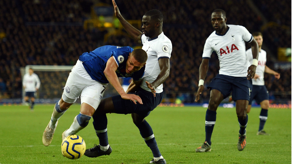 Un lance del partido entre Tottenham y Everton