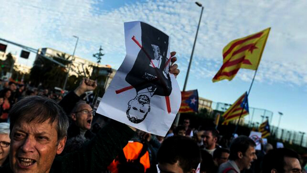 Centenares de personas protestan en la Diagonal contra la visita del ...