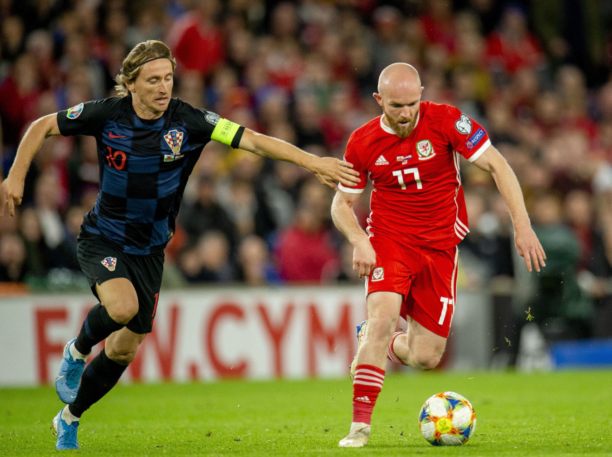 Cardiff (United Kingdom), 13/10/2019.- Croatias captain Luca <HIT>Modric</HIT> (L) in action with Wales Jonny Williams (R) during the UEFA EURO 2020 group E qualifier soccer match between Wales and Croatia held at Cardiff City Stadium in Wales, Britain, 13 October 2019. (<HIT>Croacia</HIT>, Reino Unido) EFE/EPA/PETER POWELL