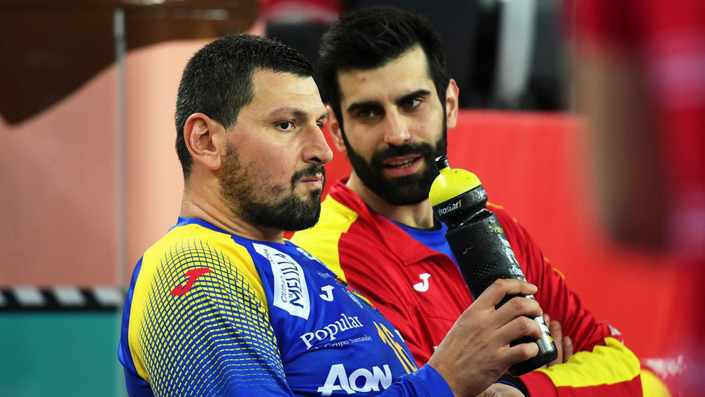 Corrales habla con Sterbik durante un partido de la seleccin...