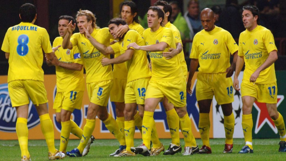 Futbolistas del Villarreal en un encuentro de Champions de 2006.