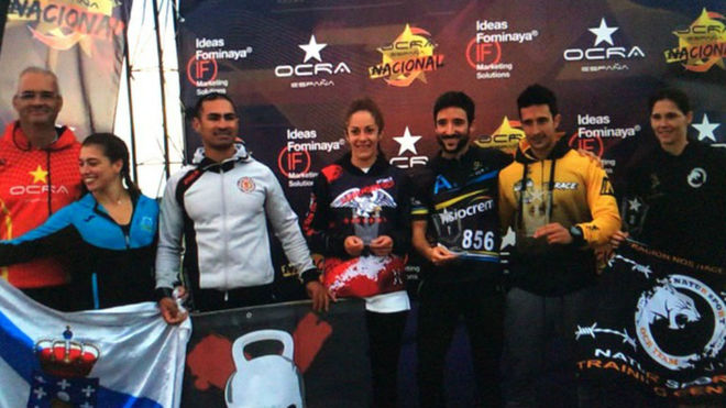 Los ganadores lite masculino y femenino Ninja Race