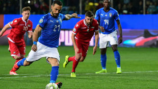 Quagliarella lanza un penalti con Italia.