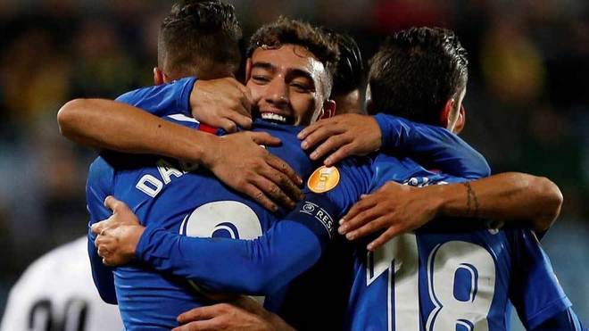 Los jugadores del Sevilla se abrazan para celebrar uno de los goles.