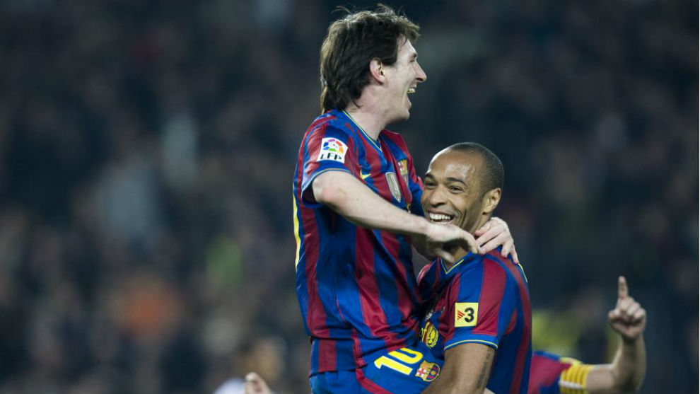 Henry celebra un gol con Messi.