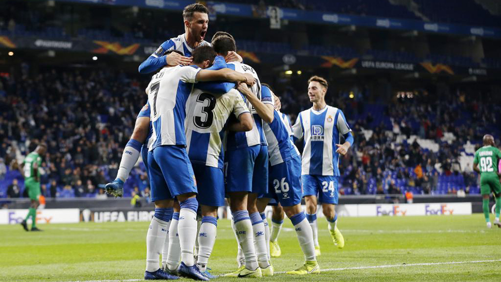 Los futbolistas del Espanyol celebran los goles contra el Ludogorets.
