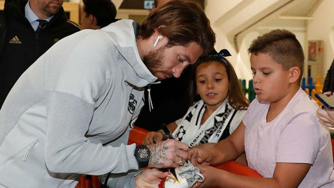 Ramos signing autographs in Bilbao
