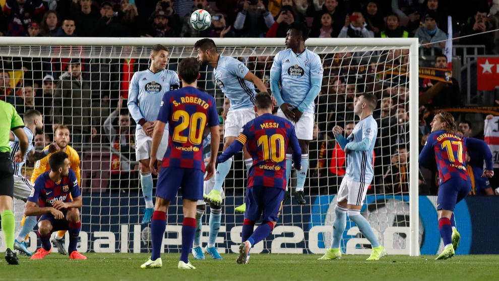 Messi en uno de los goles de falta.