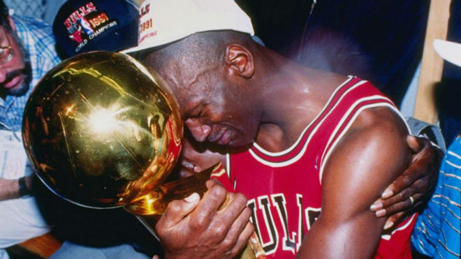Michael Jordan con uno de los seis campeonatos de la NBA que gan