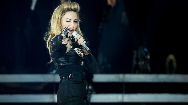 Un fan demanda a Madonna por empezar tarde sus conciertos.