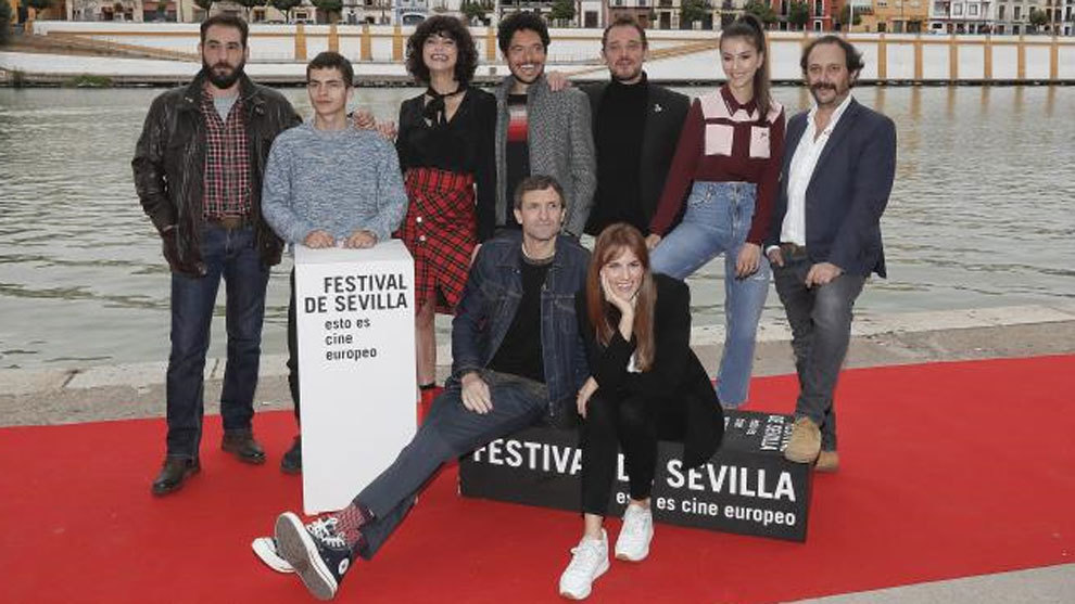 El elenco de actores de &apos;La Peste&apos; durante la presentacin en Sevilla...