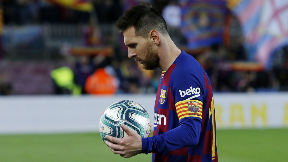 Messi, con el balón camino del vestuario tras su triplete ante el...