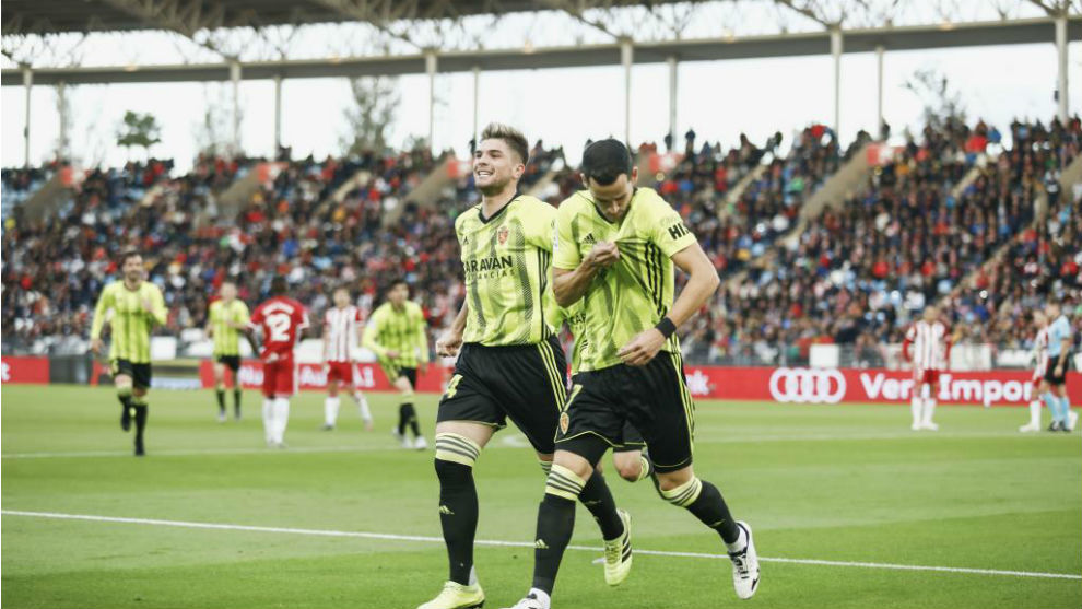 Linares se besa el escudo tras marcar gol ante el Almera.