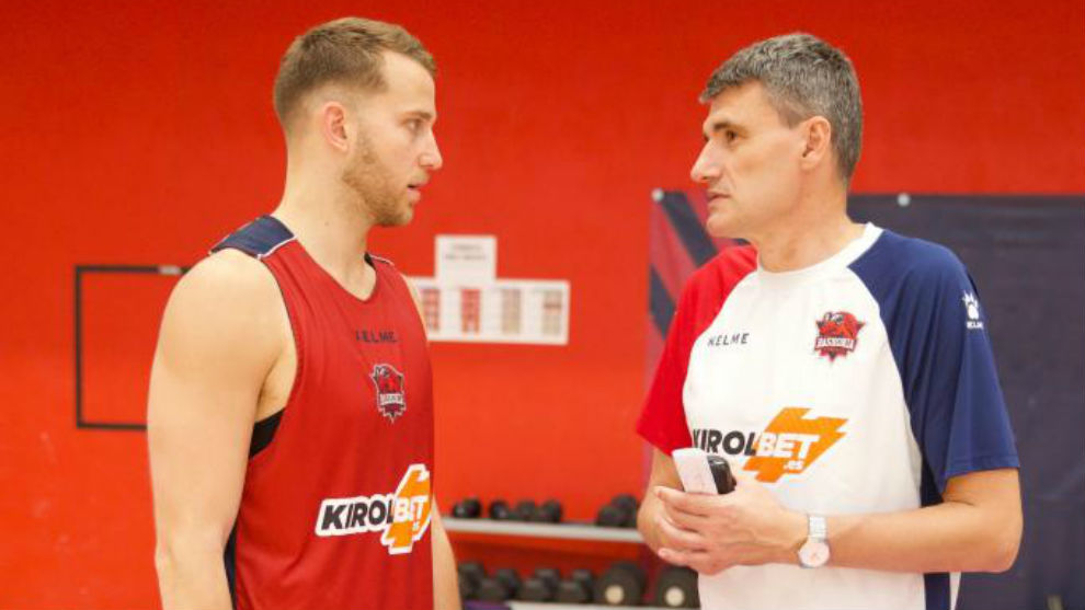 Stauskas y el entrenador del Baskonia, Perasovic, charlan durante un...