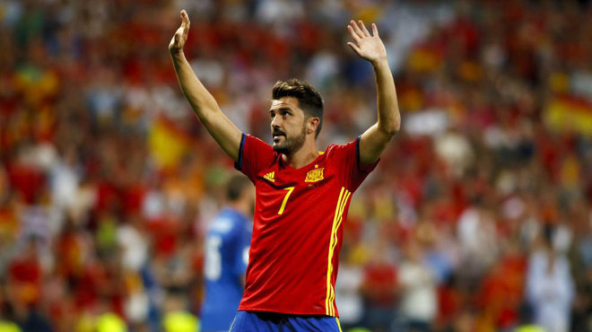 David Villa dice adiós durante un partido con España.