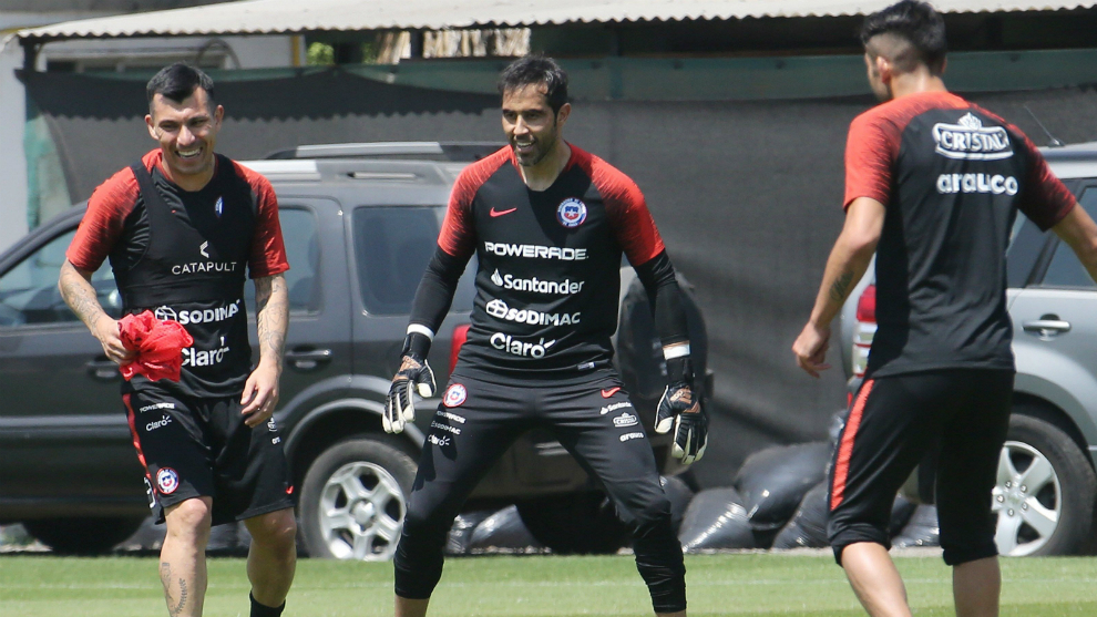 Medel y Bravo, en un entrenamiento con Chile