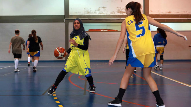 La joven musulmana con el equipo del Tavira