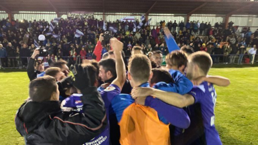 Futbolistas del Becerril celebran el pase a la siguiente fase de Copa...