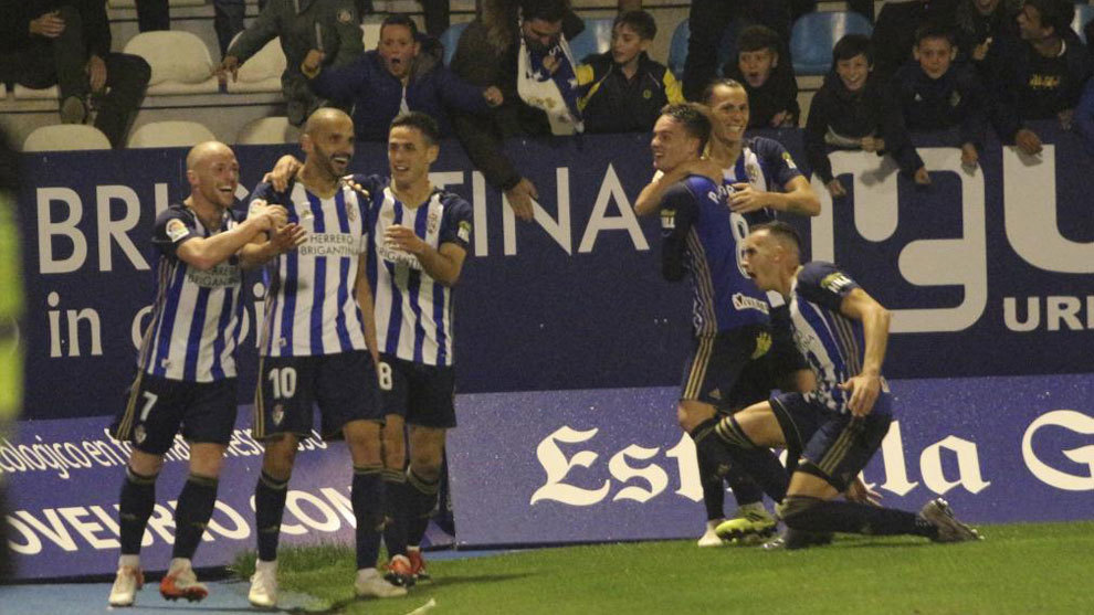 Jugadores de la Ponferradina celebran un gol contra el Mlaga.