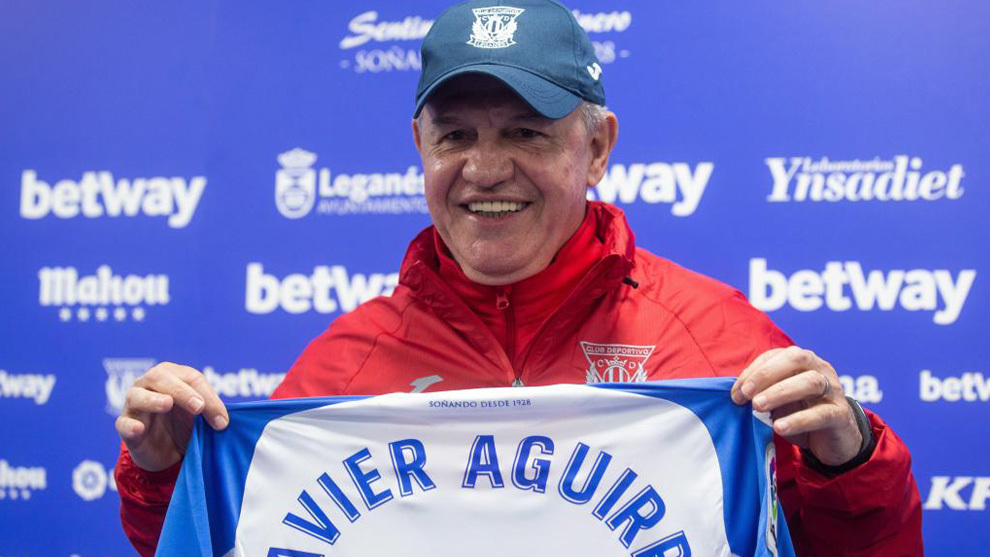 Javier Aguirre el da de su presentacin como nuevo entrenador del...