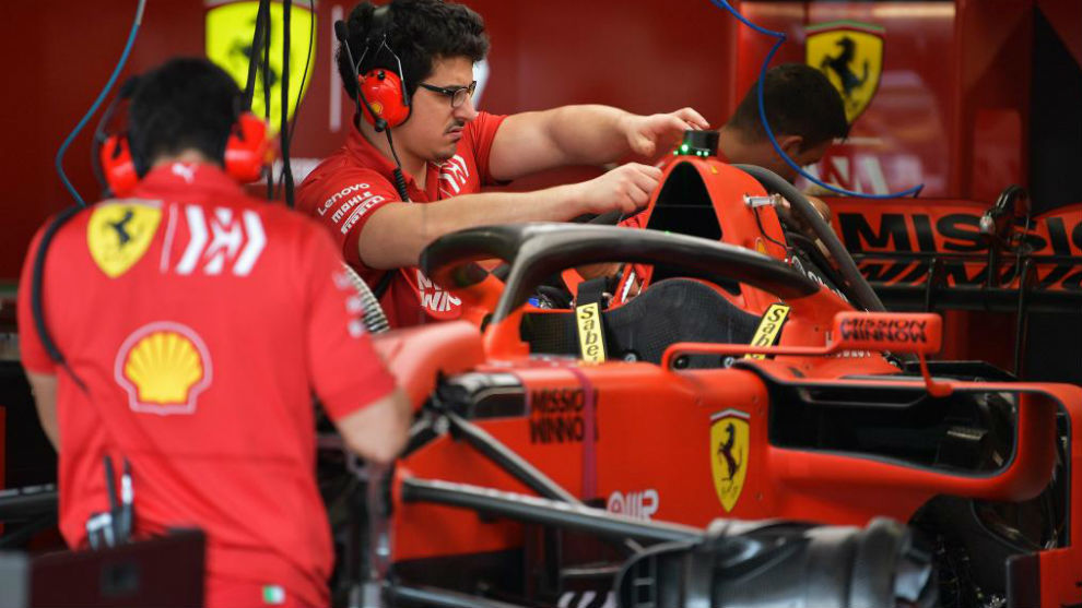 Mecnicos de Ferrari en el box italiano en Interlagos.