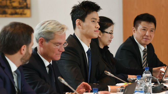 Sun Yang, con sus abogados y acompaantes en su declaracin ante el...